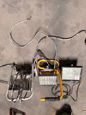 vue du dessus d'un ensemble d'équipements électriques posés à même le sol