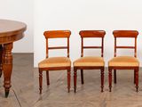 quatre chaises et une table dans la même pièce