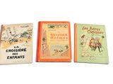 trois livres pour enfants empilés les uns sur les autres sur une surface blanche