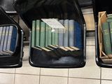 beaucoup de livres qui sont rangés dans une vitrine