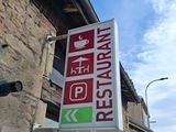 un panneau rouge et blanc sur le côté d'un bâtiment