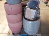 une pile de casseroles posée sur une palette dans un entrepôt