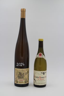 deux bouteilles de vin posées l'une à côté de l'autre sur une surface blanche