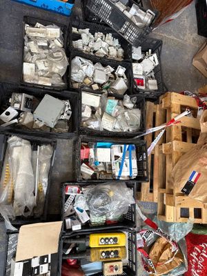 Lot de 13 caisses divers materiel électricité. - Photo 1
