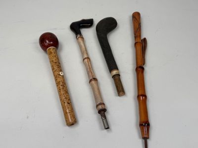 Trois types différents de clubs de golf sont alignés sur une table