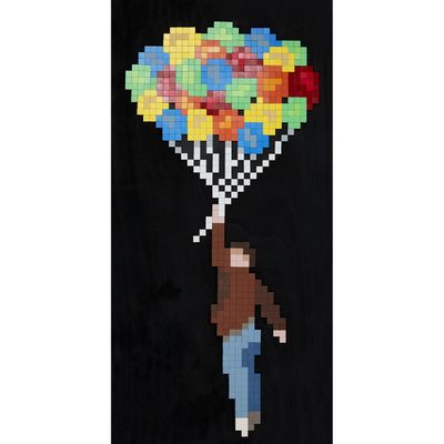 une personne tenant un bouquet de ballons en l'air