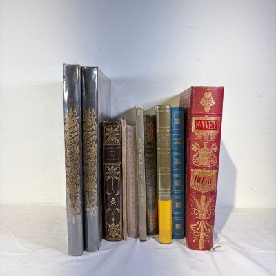 un grand nombre de livres posés sur une table