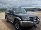 une photo d'un SUV noir garé sur un parking