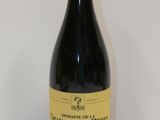la bouteille de vin rouge est posée sur la table