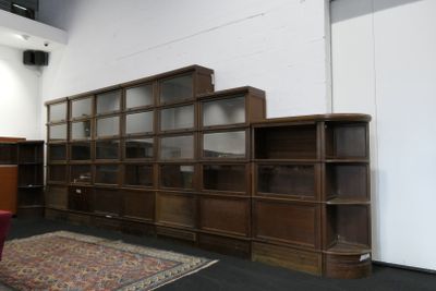 de nombreuses bibliothèques dans une pièce où il y a un tapis au sol