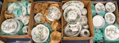 deux boîtes de tasses à thé et de soucoupes posées sur la table