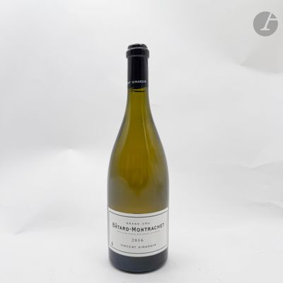 une bouteille de vin posée sur une table