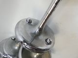 un objet métallique posé sur un évier