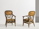 deux chaises avec des coussins tapissés à motifs floraux dans une pièce blanche