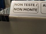 a sign on a binder that says non teste and non monte