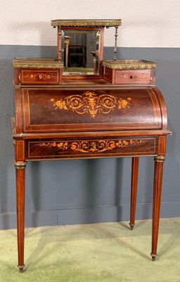 un petit bureau surmonté d'un miroir