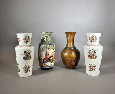trois vases sont posés les uns à côté des autres sur une surface grise