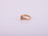 une photo d'une bague en or sertie de trois diamants