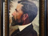 tableau représentant un homme barbu vêtu d'un costume noir et d'une chemise blanche
