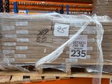 une palette remplie de cartons, posée sur une autre palette dans un entrepôt