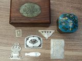 une boîte en bois décorée de diverses œuvres d'art