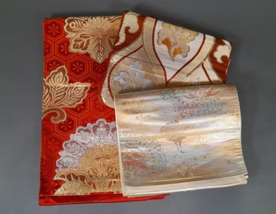deux morceaux de tissu posés sur une table