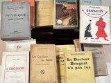 plusieurs livres posés ensemble sur une table
