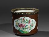 une image représentant un vase marron et blanc orné de fleurs