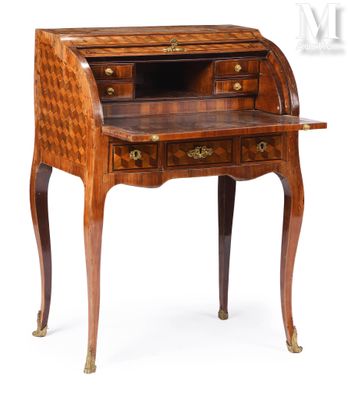 un bureau ancien avec un plateau à damier et deux tiroirs