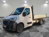 un camion blanc garé sur un sol à carreaux