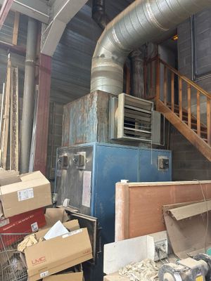 une pile de cartons dans une pièce où se trouve un escalier