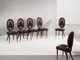 quatre chaises noires ornées de motifs à la feuille d'or dans une pièce blanche