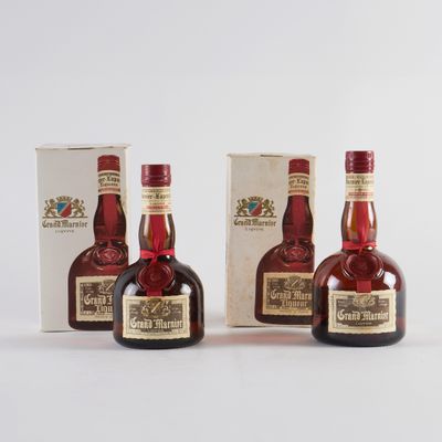 trois bouteilles de vin posées les unes à côté des autres devant une boîte