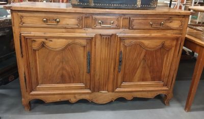 une grande armoire en bois surmontée d'un miroir