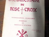 un livre posé sur une table en bois