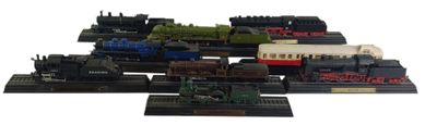 un grand nombre de trains miniatures posés sur une table