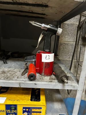 une photo d'une borne d'incendie et d'outils dans un garage