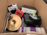 une boîte en carton remplie de matériel musical et un chapeau