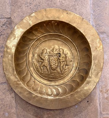 une plaque en or avec la photo d'un homme et d'une femme
