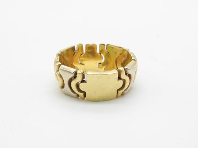 gros plan d'une bague en or sur une surface blanche