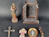 une petite statue de Jésus et d'autres objets religieux posés sur une table