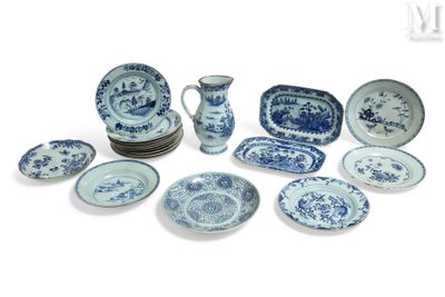 de nombreuses assiettes et vases bleus et blancs sur la table