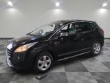 une photo d'une Ford C-Max noire garée sur un sol à damier