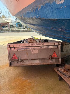 un camion qui transporte un grand bateau à l'arrière