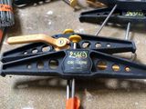 un grand nombre d'outils posés sur le sol