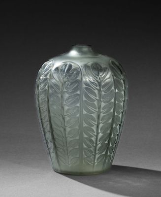 un vase en verre posé sur une table