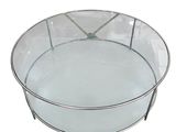 une table ronde en verre avec un piètement en métal et un plateau en verre