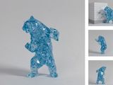 une figurine d'ours bleu debout sur ses pattes arrière