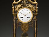 une horloge posée sur un socle dans la pièce