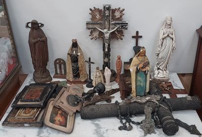 de nombreux objets religieux posés sur une table dans une pièce